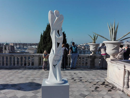 Esposizione di sculture sulla terrazza di Palazzo Reale a Genova