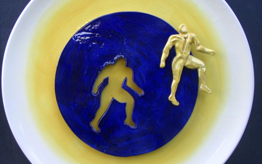 Figura gialla su disco blù