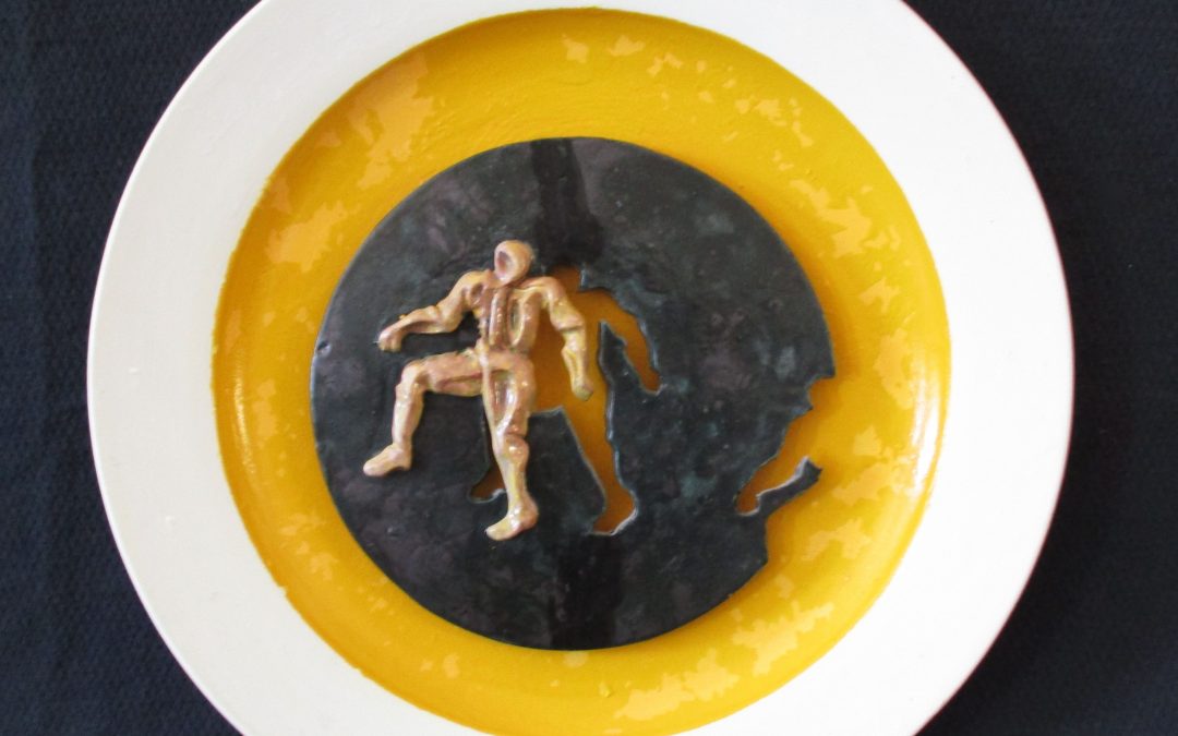 Figura gialla su disco nero