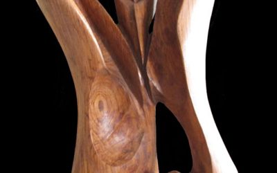 Una scultura in legno di castagno